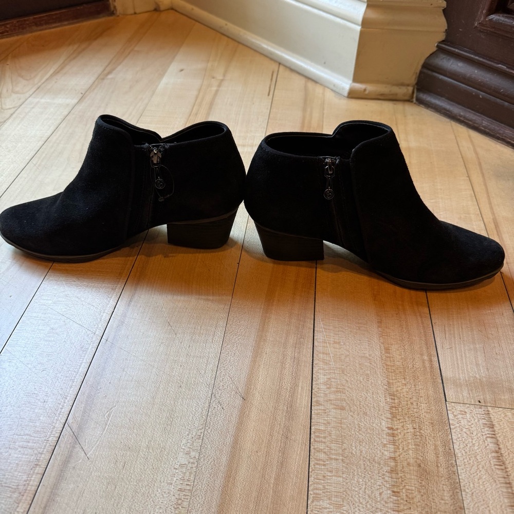 Blondo 6.5 Black Suede Waterproof Ankle Booties in Good Condition with Side Zip
